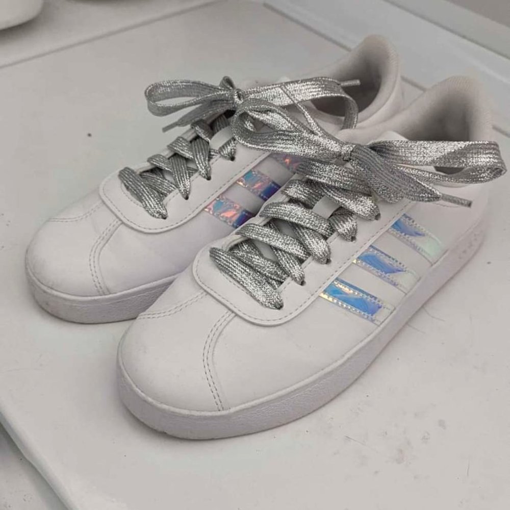 Adidas Grand Court K in white/iridescent